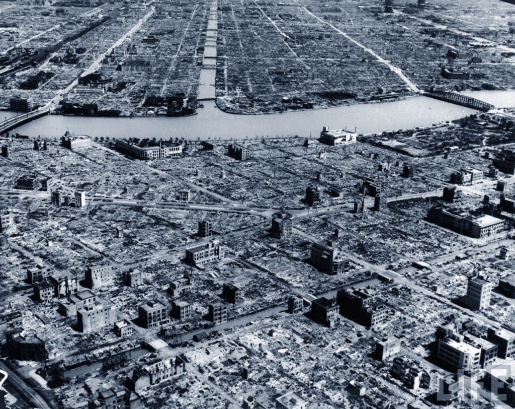 Una foto di Hiroshima rasa al suolo dalla bomba atomica