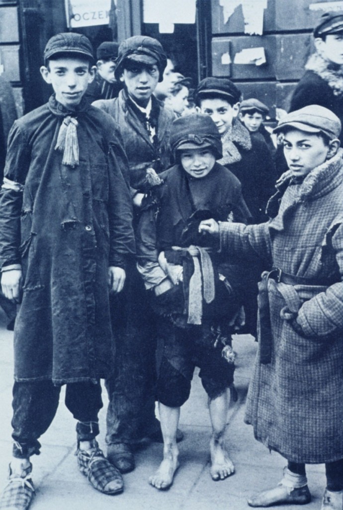 Un gruppo di bambini nel ghetto di Varsavia