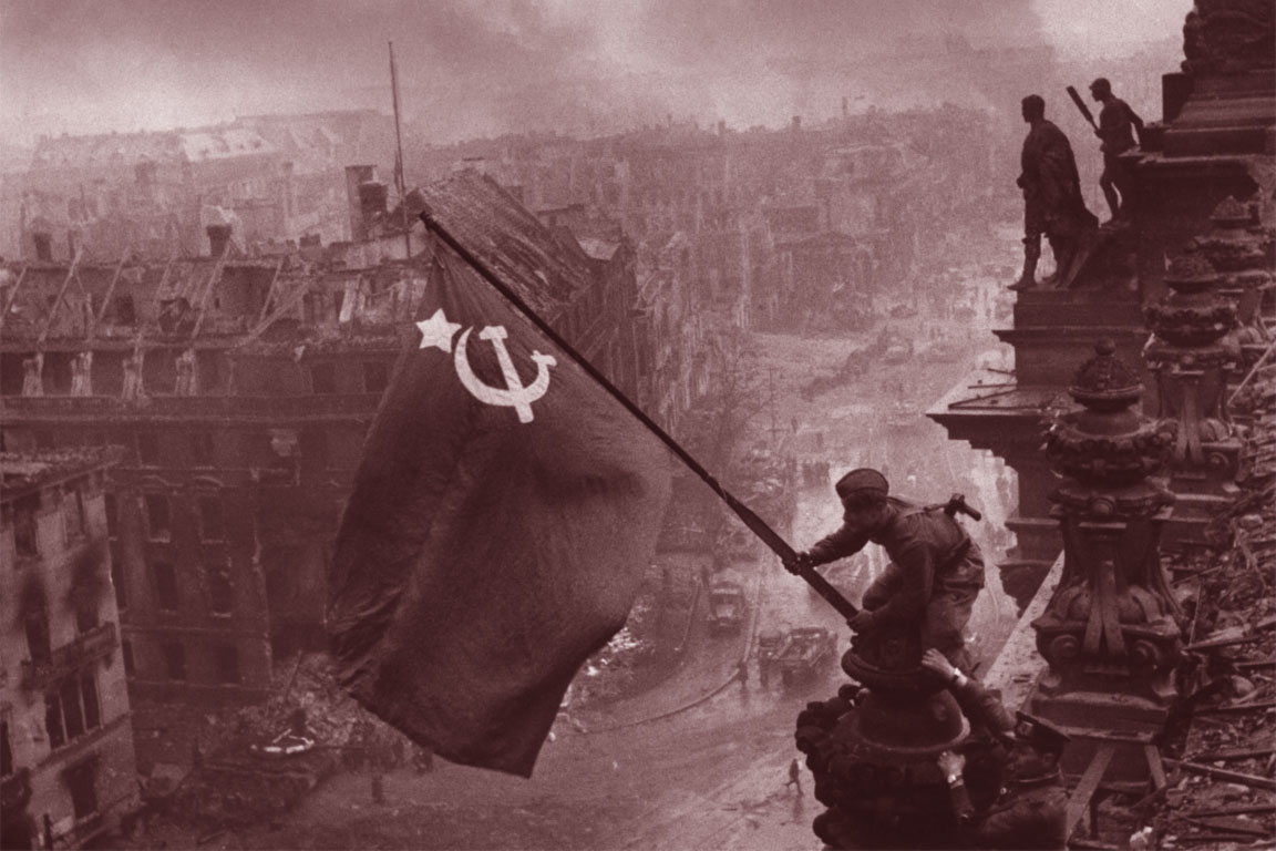 Soldati russi espongono la bandiera sovietica al termine dei combattimenti per la conquista di Berlino.