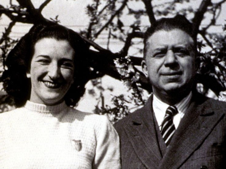 Eugenio Montale con la moglie: la poesia "Ho sceso dandoti il braccio" è dedicata a lei