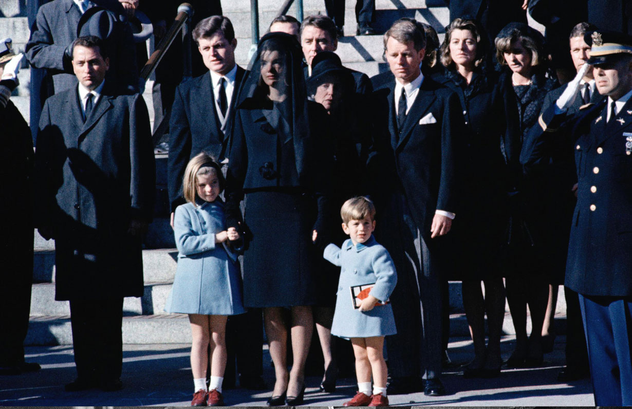 Al centro della foto compare anche il fratello del Presidente, Robert Kennedy