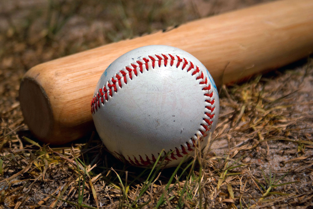 Baseball, mazza e pallina su erba
