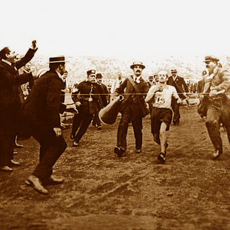 La maratona olimpica di Londra nel 1908 - Dorando Pietri, stremato, viene accompagnato al traguardo