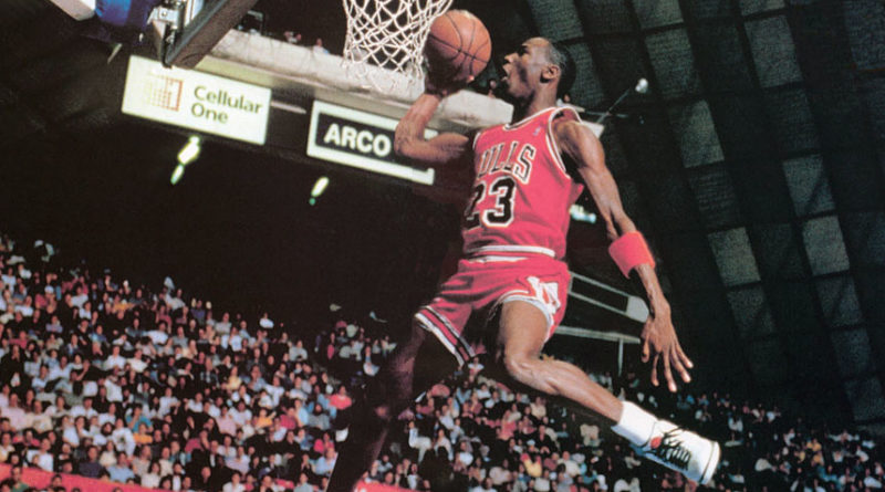 Una spettacolare fotografia di Michael Jordan durante una schiacciata
