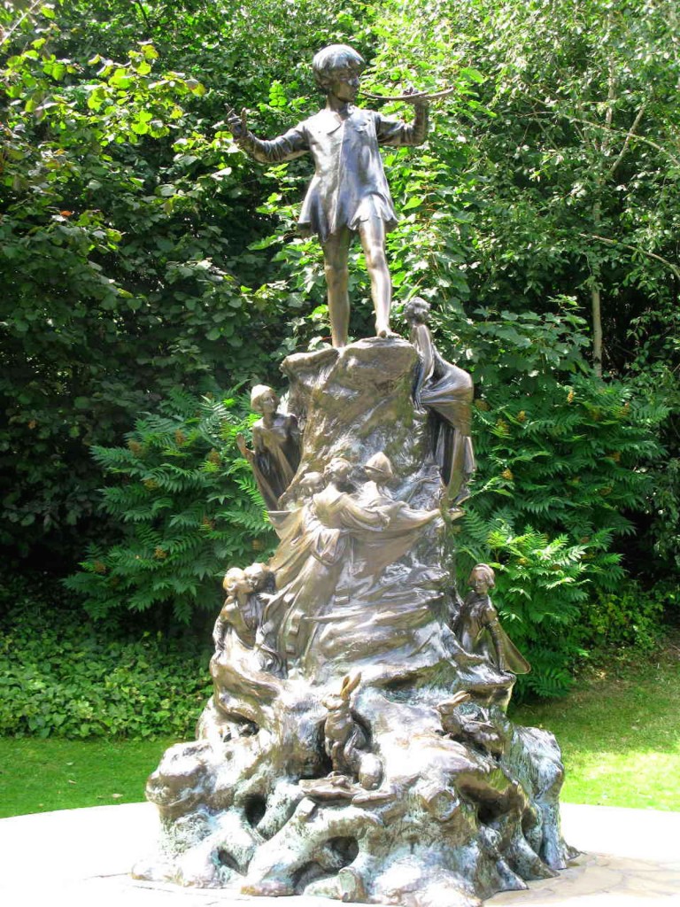 La statua di Peter Pan nei Giardini di Kensington a Londra La statua di Peter Pan nei Giardini di Kensington a Londra