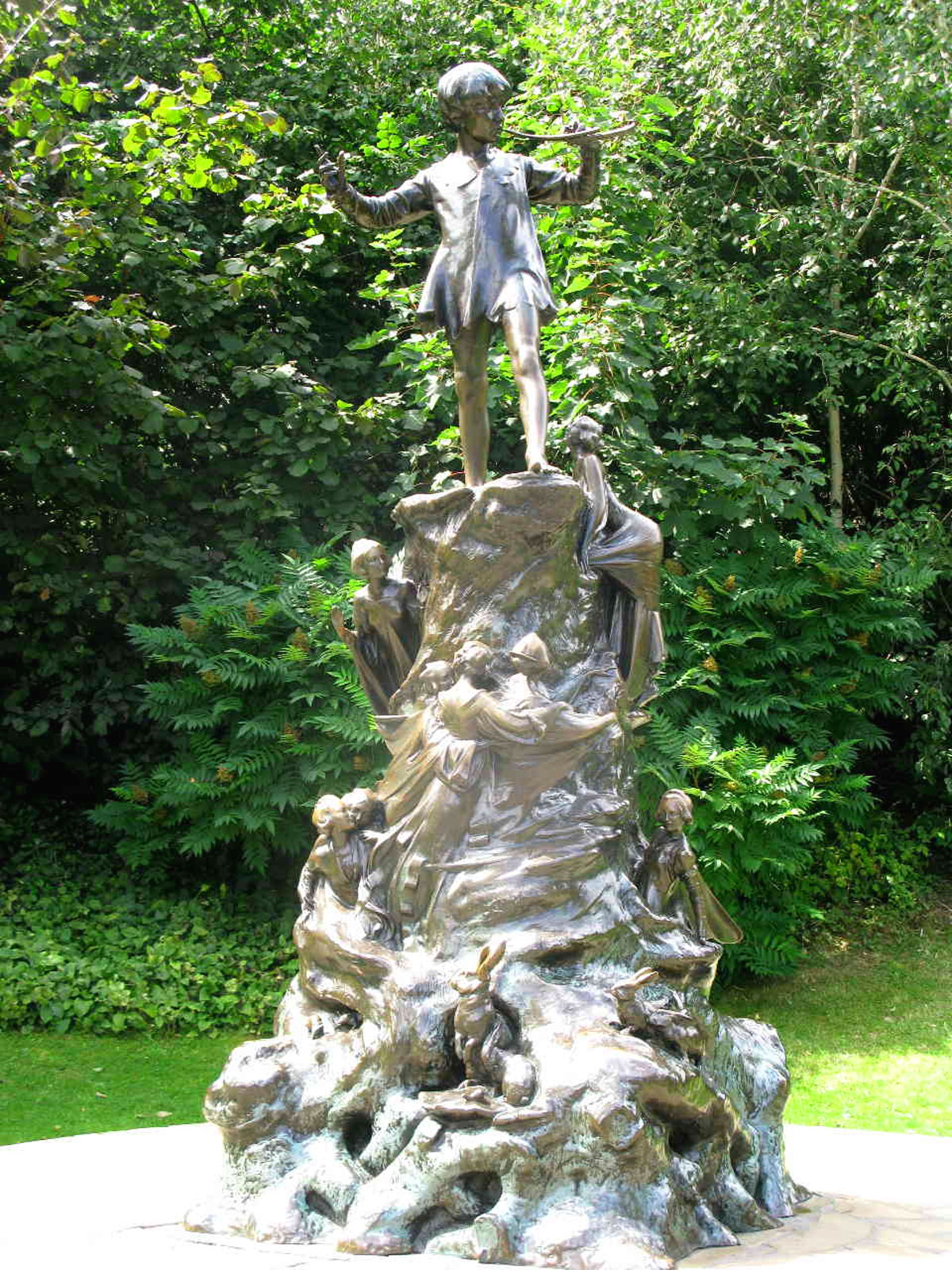 La statua di Peter Pan nei Giardini di Kensington a Londra 