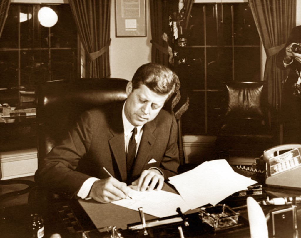 Il presidente americano Kennedy autorizza la quarantena navale su Cuba