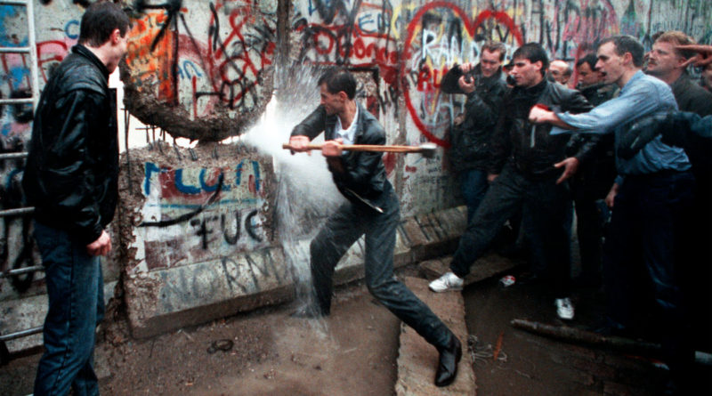 Una foto che ritrae le prime picconate simbolo della caduta del Muro di Berlino