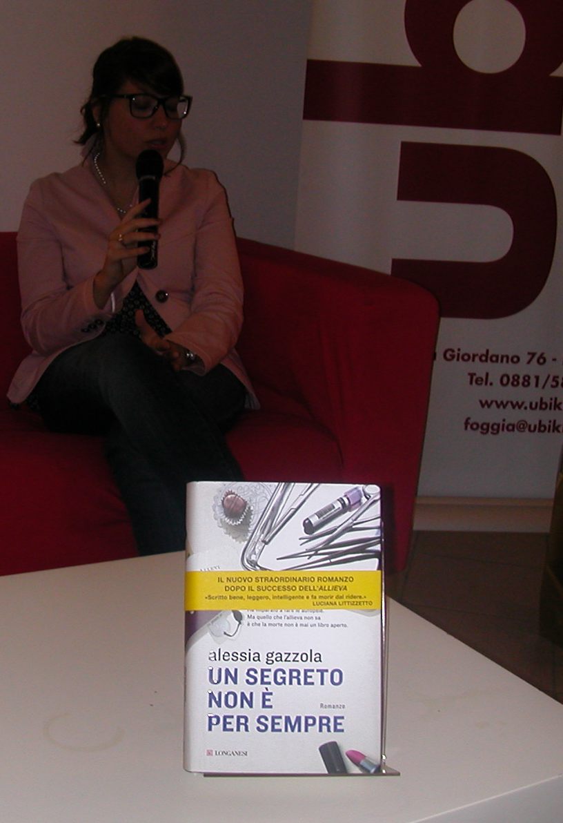 Alessia Gazzola e la copertina del suo libro "Un segreto non è per sempre" (2012)