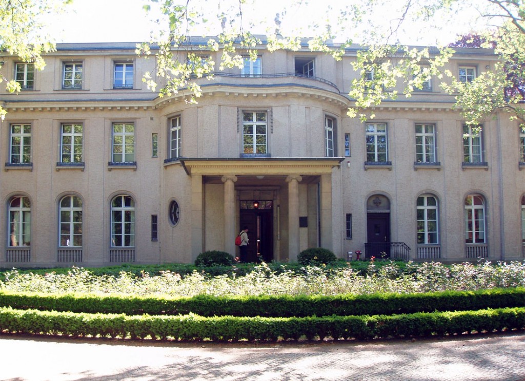 La villa nei pressi del lago Wannsee dove si svolse la conferenza La villa nei pressi del lago Wannsee dove si svolse la conferenza