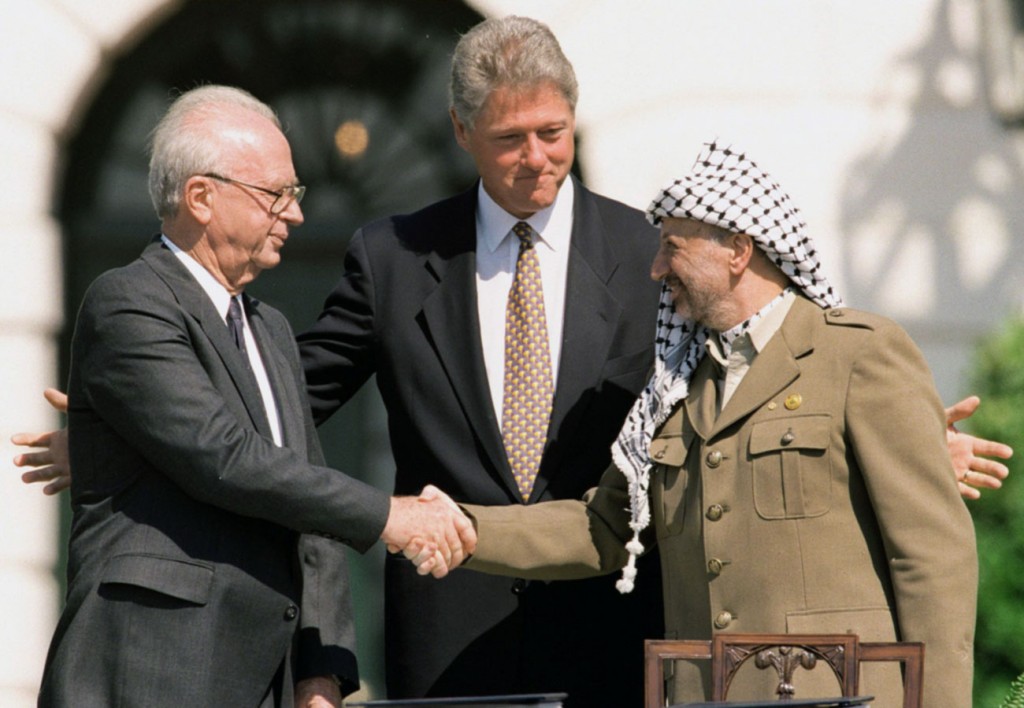 Gli accordi di Camp David - Da sinistra Rabin, Clinton e Arafat Gli accordi di Camp David - Da sinistra Rabin, Clinton e Arafat