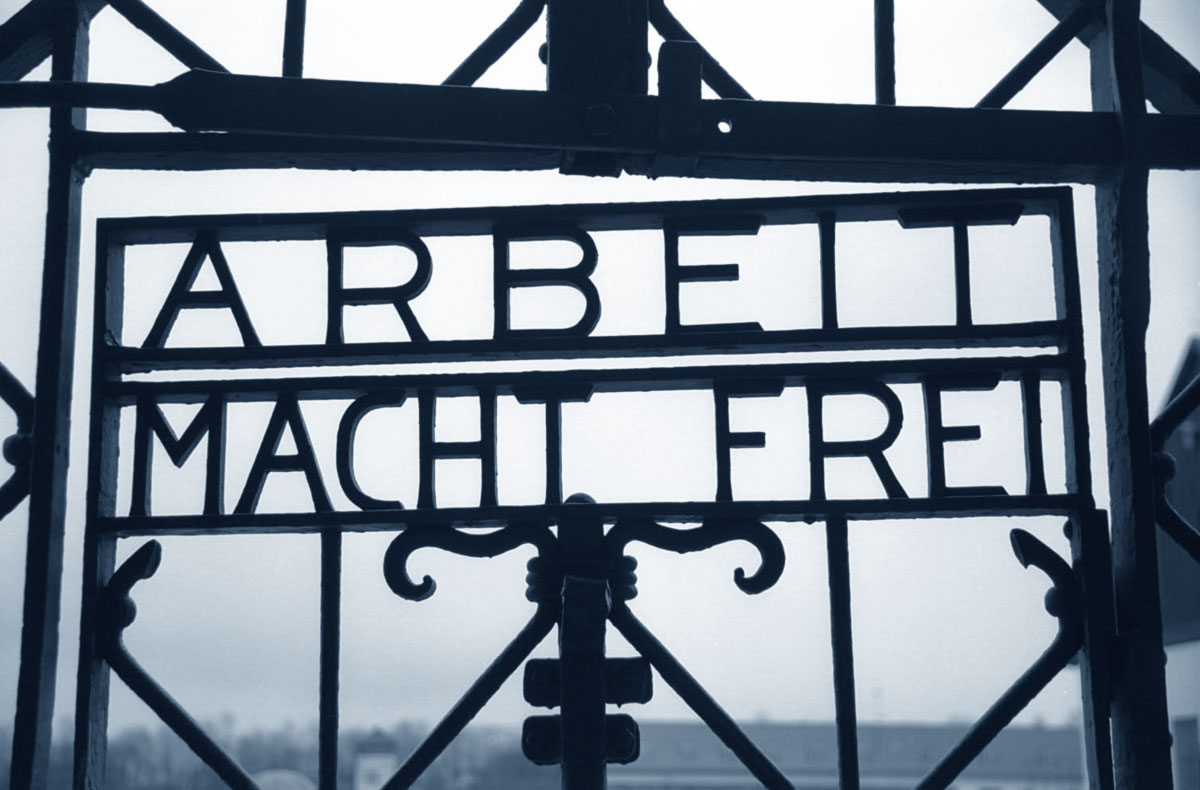 Auschwitz: "il lavoro rende liberi" (arbeit macht frei)