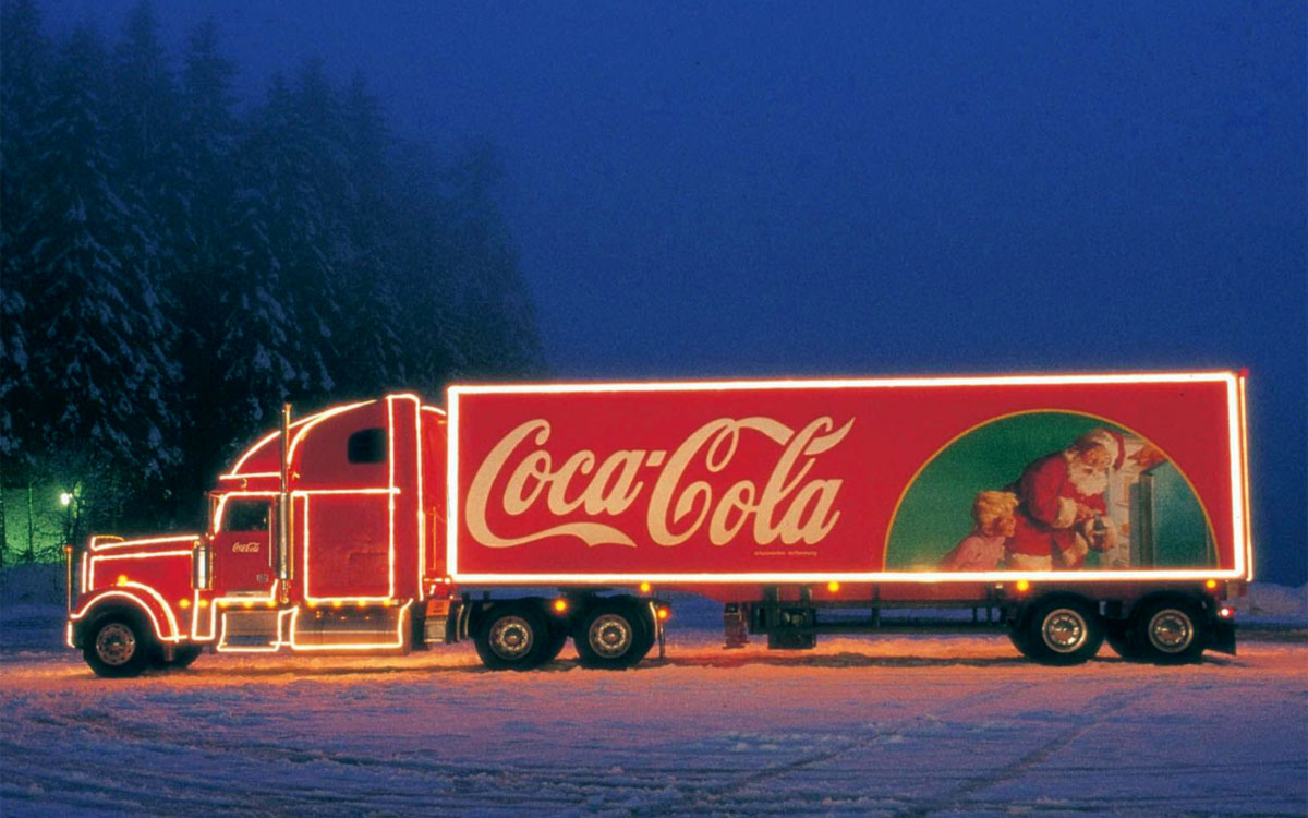 Il camion natalizio con il brand Coca-Cola