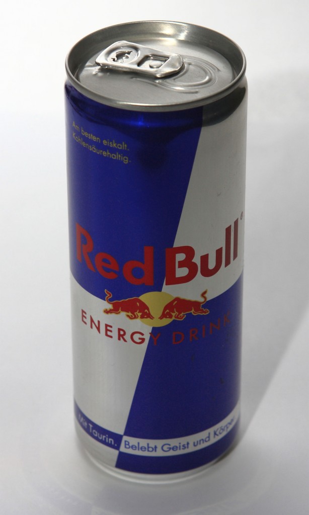 Una lattina "sleek can" di Red Bull