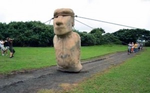 Esperimento: trasporto di una statua dell'isola di Pasqua (si tratta di una replica alta 3 metri e del peso di 5 tonnellate)