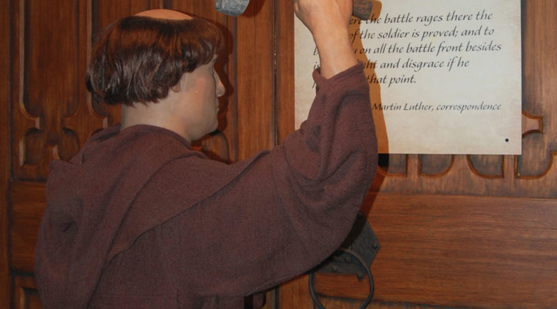 Martin Lutero rappresentato mentre affigge le sue 95 tesi