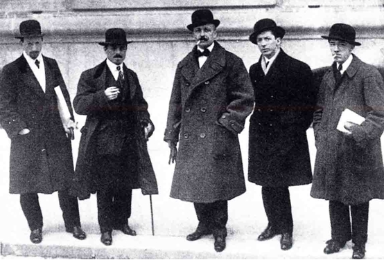 Futuristi. Da sinistra: Luigi Russolo, Carlo Carrà, Filippo Tommaso Marinetti, Umberto Boccioni, Gino Severini
