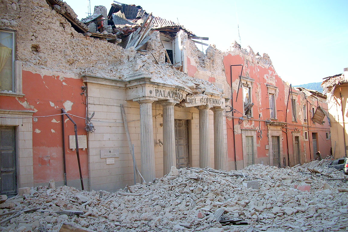 Una foto dei danni provocati dal terremoto dell'Aquila del 2009