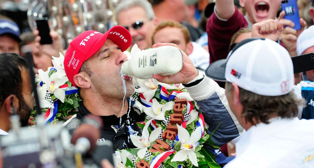 E' tradizione che il vincitore della 500 Miglia di Indianapolis beva del latte