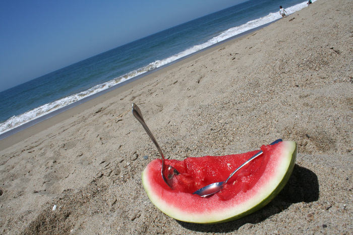 Ferragosto - Foto di un anguria consumata al mare