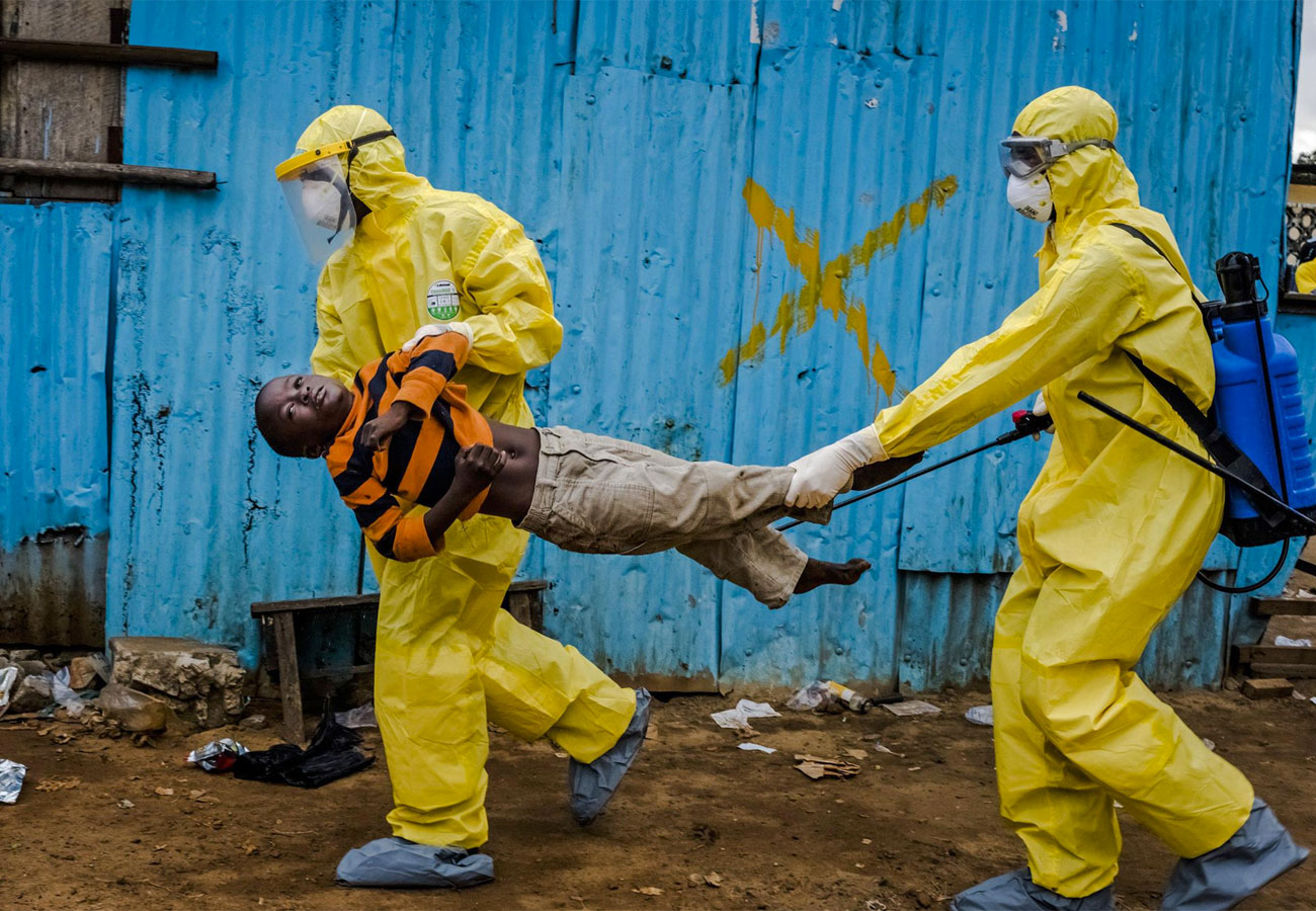Ebola - Liberia - Un bambino malato viene trasportato per essere isolato in quarantena - 2014