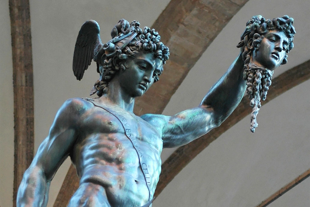Perseo tiene in mano la testa recisa di Medusa - scultura di Cellini