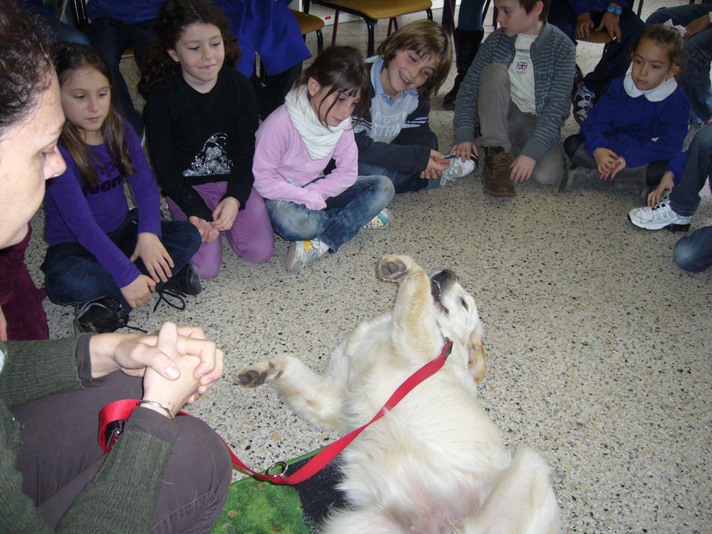 Pet-Therapy: gruppo di bambini e un cane