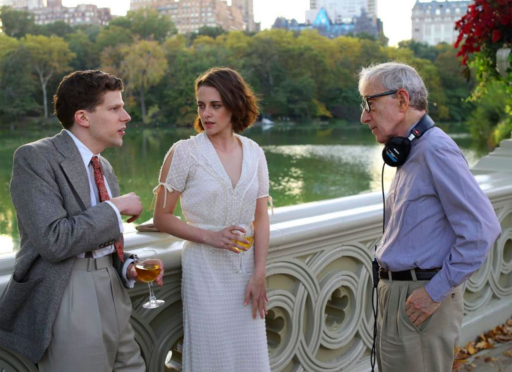 Kristen Stewart con Jesse Eisenberg e Woody Allen sul set di Cafe Society