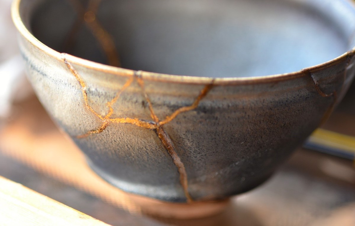 Kintsugi: i cocci di una ciotola riparati con l'oro