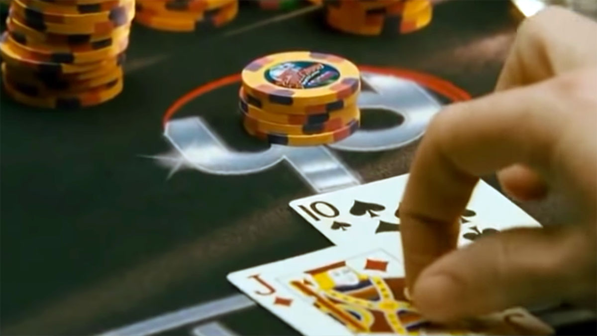 21: immagine tratta da una celebre scena del film con il gioco del blackjack