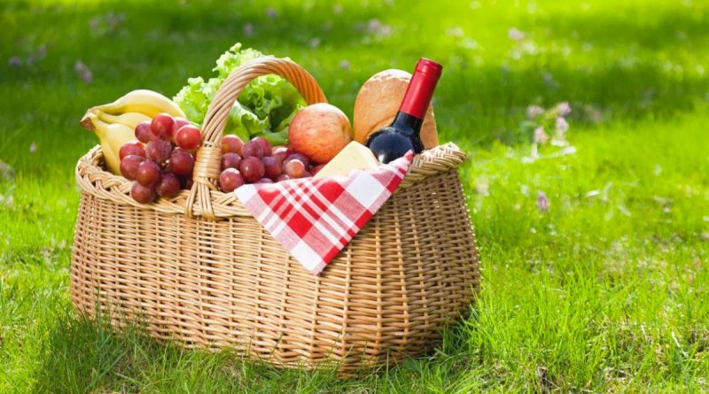 Un classico cesto da picnic con altrettanto classica tovaglia bianca e rossa