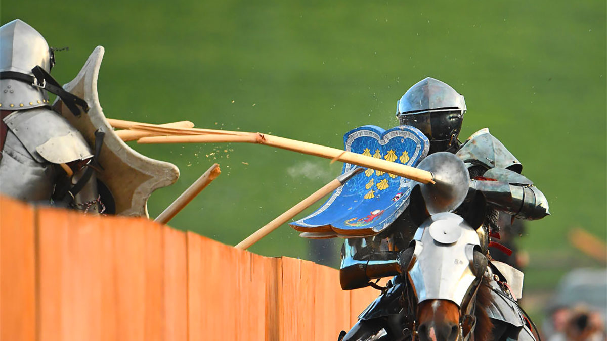 Spezzare una lancia: cavalieri si sfidano in una rievocazione storica medievale
