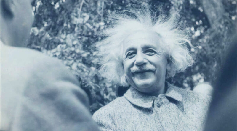 Albert Einstein con i capelli spettinati