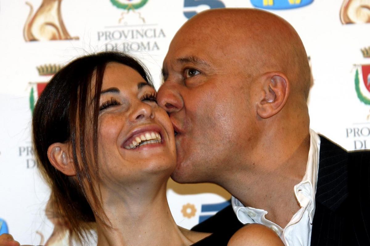 Claudio Bisio bacia Vanessa Incontrada a Zelig