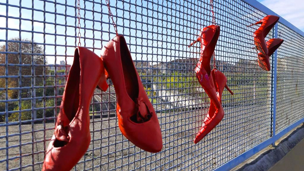 Scarpe rosse: un'installazione italiana