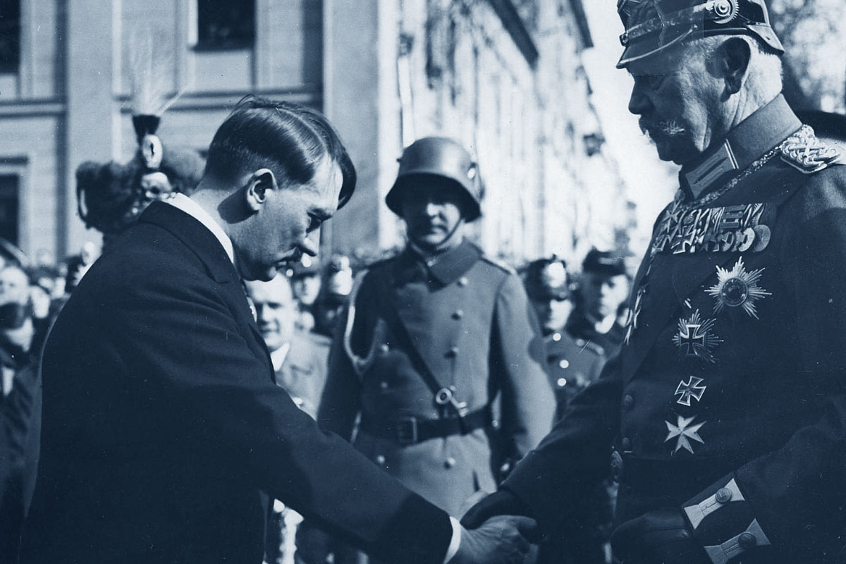 Adolf Hitler stringe la mano a Paul von Hindenburg