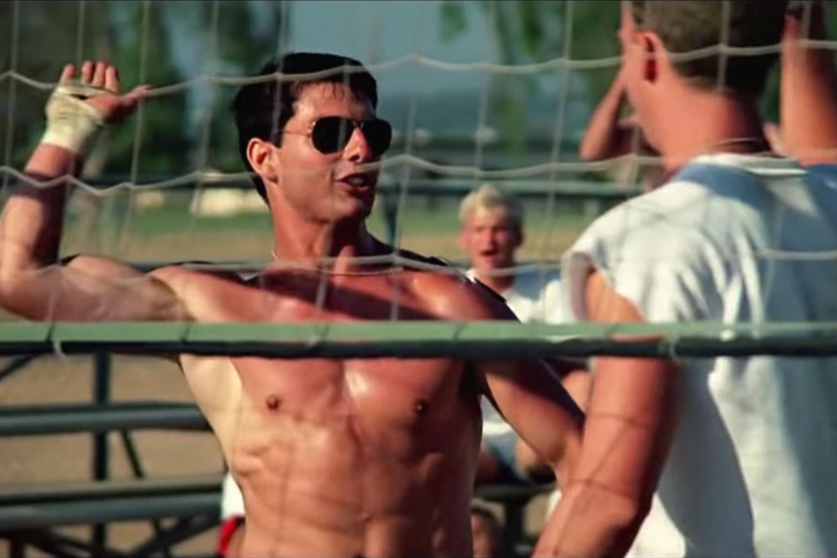 Maverick (Tom Cruise) e Goose in Top Gun battono il cinque in modalità "windmill" durante una partita di Beach Volley