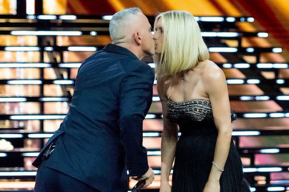 Eros Ramazzotti e Michelle Hunziker il bacio