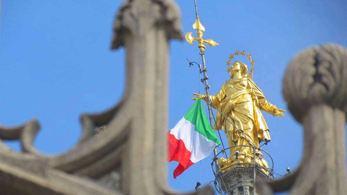 La Madonnina del Duomo di Milano con la bandiera d'Italia