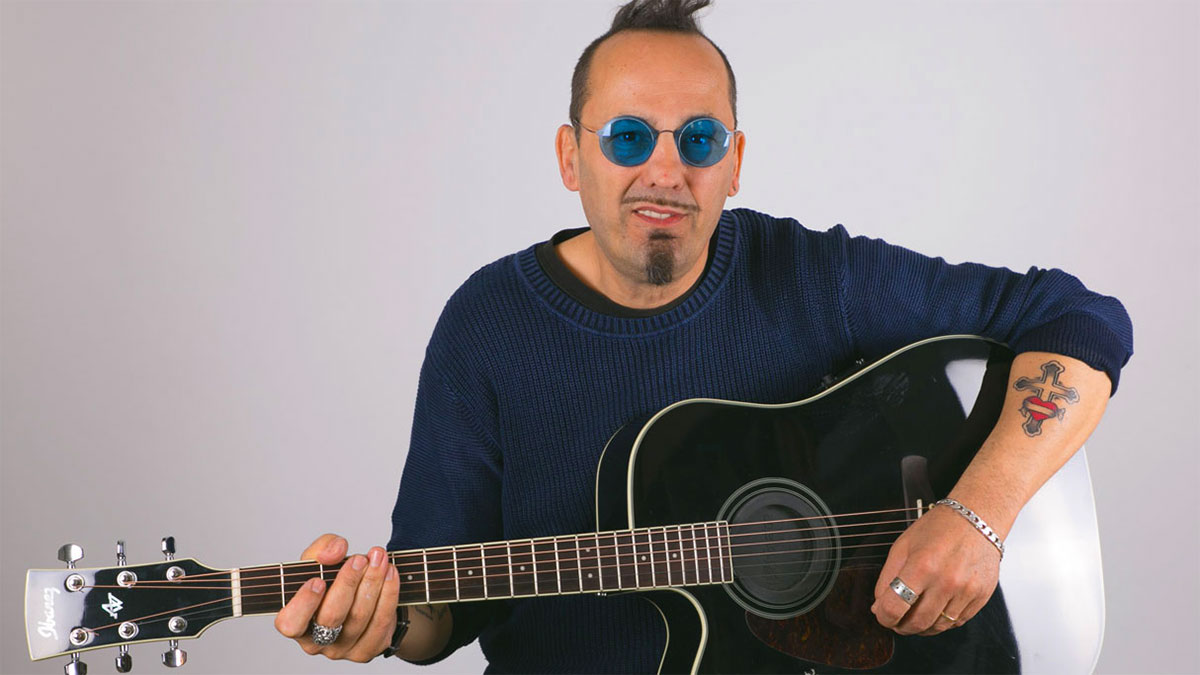 Carlo Zannetti con la sua chitarra