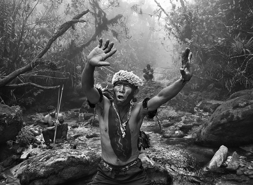 Sciamano Yanomami dialoga con gli spiriti prima della salita al monte Pico da Neblina. Stato di Amazonas, Brasile, 2014 – © Sebastião Salgado/Contrasto