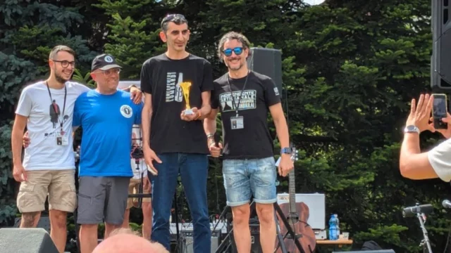 Quello in foto è l'amico homebrewer @marioraste 

Nel 2024 ha vinto il Brianza Beer Challenge. Il premio principale era: fare una birra pro assieme a @birrificiowar 

Ecco cosa dice Mario.

“Il BBC è stato il mio 1° concorso.
Prima di giugno 2024 non avevo mai mandato le mie birre a una giuria seria. È stato emozionante partecipare.

Figurati quando ho saputo che avevo vinto!

È stata una sorpresa enorme!

Ho vinto il primo premio: la cotta da WAR.

È stata un esperienza davvero importante. 

Da WAR già ci bazzicavo con gli HBL @hbl.homebrewers.lombardi ma entrare "nel vivo dell’azione" è stata tutta un'altra cosa.

Francesco @ceccofix, il titolare è gentile e accogliente.

@lorenzo.mascherini, il birraio, oltre all'esperienza brassicola ha grande capacità organizzative. Questo appare evidente quando risolve problemi imprevisti.

Tutto il team lavora con allegria e affiatamento!

Davvero, è stata un'esperienza importante.

E non è terminata quel giorno. Prosegue ogni volta che torno in birrificio, anche quando ci vado solo per bere una birretta in tap room. 

Parteciperò al BBC di nuovo quest'anno.

E, sì, spero di essere ancora tra i premiati.”

Grazie Mario! ❤️ 

Ci vediamo il 7 giugno.

Dopo la giuria: premiazione, momento di confronto tra homebrewers e giurati, festa per il compleanno @birraormabianca

Elenco premi e info per partecipare al concorso sul sito:

https://bbc.birraormabianca.it/

#homebrewer #beerlovers #beerchallenge #brianzabeerchallenge