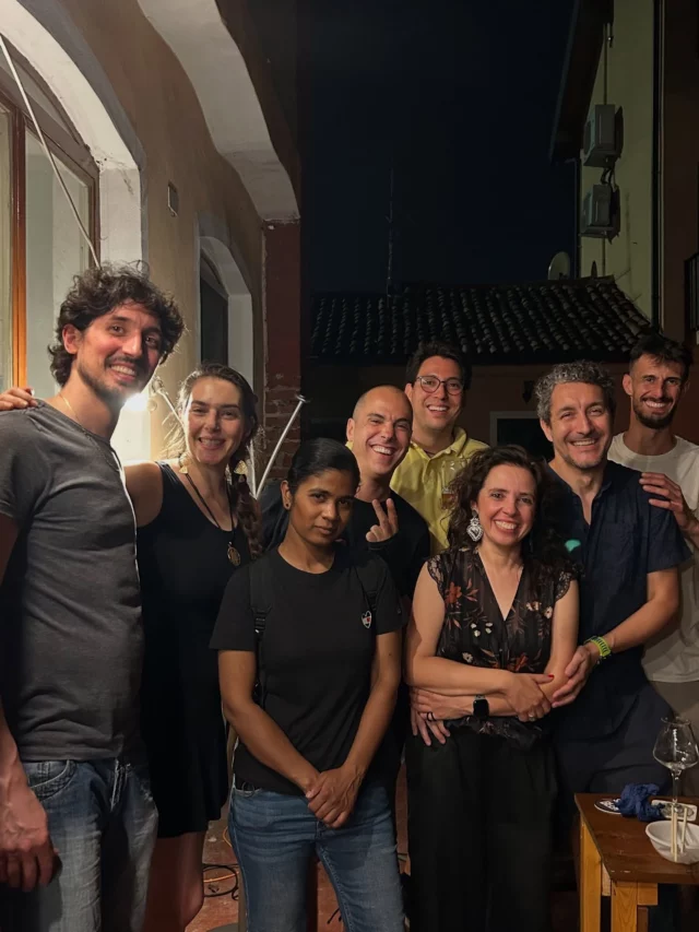 L’abbiamo fatto 3 volte.
Ogni volta è stata diversa.
Ogni volta è stata eccezionale.

@pietrocarlobotta è un vero maestro della cucina giapponese.

Sai cosa penso?

Che chi ha partecipato a una di queste serate deve ritenersi una persona fortunata!

Abbiamo scoperto come e quanto la tradizione giapponese non si fermi al sushi.
Abbiamo scoperto cose buonissime e dettagli curiosi.

E abbiamo sfatato 2 credenze (im)popolari:
1) che la birra non sta bene con il sushi (e con i piatti giapponesi in genere);
2) che la birra non sta bene con il pesce.

Ma più di tutto, devo dirti la verità, ci siamo divertiti un casino!

Ogni volta, ogni piatto avrebbe dovuto essere abbinato a una birra.

E invece...

E invece?

Spesso sono riuscito a scegliere due birre, con filosofie profondamente differenti.

Sulle tavole degli eventi “Beers ‘N’ Japan” sono passati nel tempo: sidri barricati, fermentati analcolici, vermouth, birre giapponesi, birre con frutti esotici, spruce beers. E, sì, anche molte birre tradizionali, rigorosamente artigianali Made in Italy.

Tutto questo non sarebbe potuto accadere senza la regia degli amici di @personalbrewery 

Grazie ragazzi! 🫶🏻

Nell’ultima puntata sono intervenuti:
@ireshasewwandi 
@davide.gagliardi.ho 
@hold_on_bco 
@labrewerymi 
@davidebrewer 
@dulac.birrificio.artigianale 
@malaspina.brewing 
@roncocapitale 
@chiara_carolei ❤️

Lo faremo ancora?

(Forse che sì, forse che no)

Se non lo rifaremo... faremo qualcos’altro.

Cosa faremo?

Tu seguimi, che poi te lo dico.